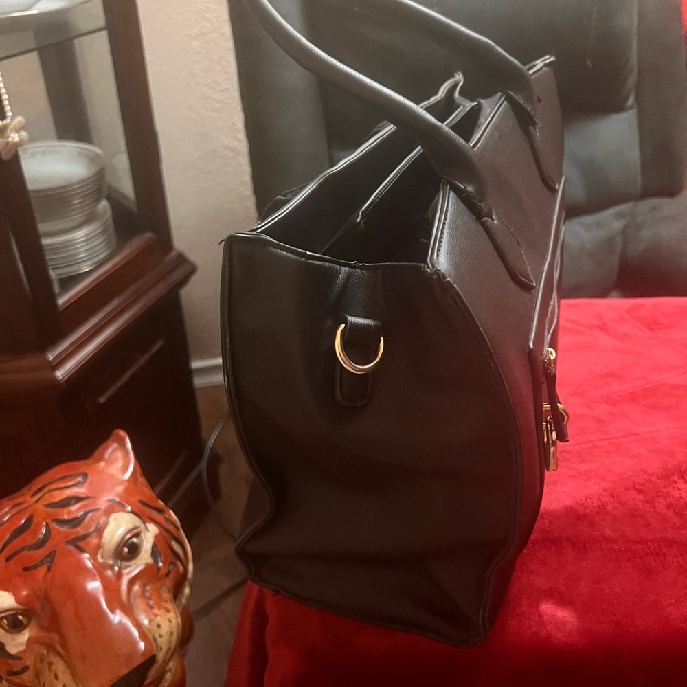 Classic Black Leather Shoulder Bag with Front Zip Pocket - Picture 4 of 10